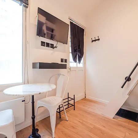 Appartement Lovely Nest In Parijs